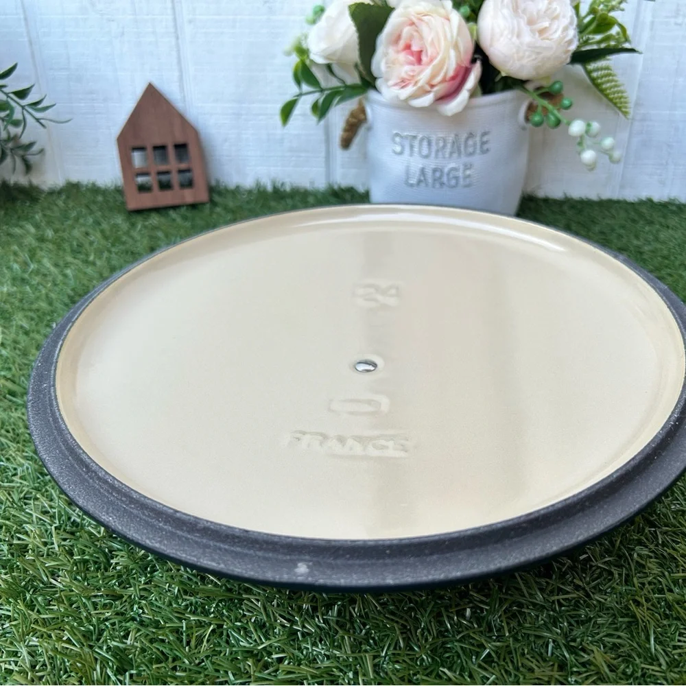 LE CREUSET lid only , New pls see pictures for more details, size and color